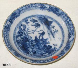 Plato de cerámica China blanca y azul con casa y paisaje con árboles. S. XVIII