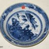 Plato de cerámica China blanca y azul, con casa y paisaje con árboles. S. XVIII