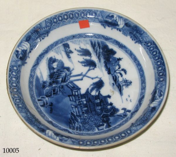 Plato de cerámica China blanca y azul, con casa y paisaje con árboles. S. XVIII