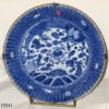 Plato cerámica China blanca y azul, con figuras de dragones en el centro. S. XVIII