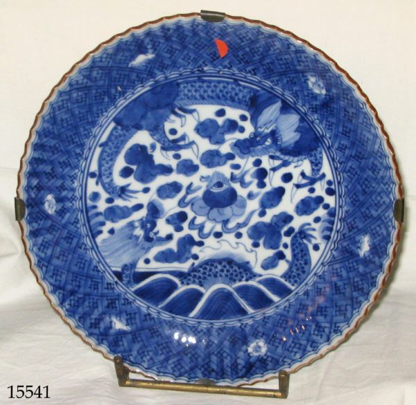 Plato cerámica China blanca y azul, con figuras de dragones en el centro. S. XVIII