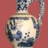 Jarrón de cerámica China blanco y azul, con personajes y asa trenzada. Cantón. S. XVIII