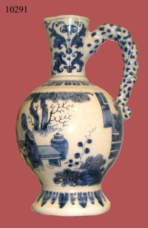 Jarrón de cerámica China blanco y azul, con personajes. Asa trenzada. Cantón, S. XVIII