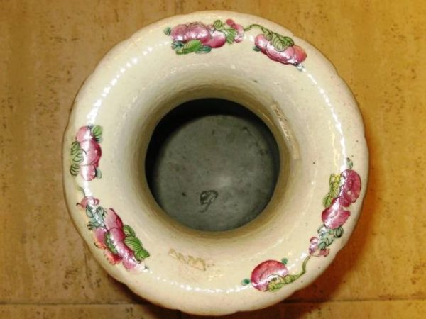 Pareja Jarrones Chinos de porcelana Cantón Familia Rosa, con base de madera palorrosa. S. XVIII