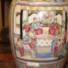 Pareja Jarrones Chinos de porcelana Cantón Familia Rosa, con base de madera palorrosa. S. XVIII