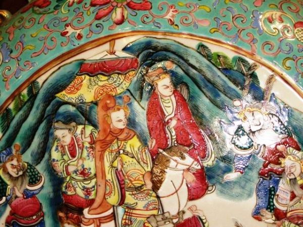 Botella porcelana China, Famille Rose, Emperadores sobre caballos, S. XVIII. Firmado