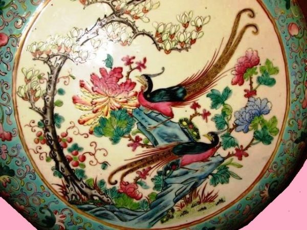 Botella porcelana China, Famille Rose, Emperadores sobre caballos, S. XVIII. Firmado