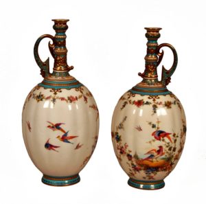 Pareja Jarras con asa de porcelana Royal Crown Derby. Fondo blanco con pájaros y flores.