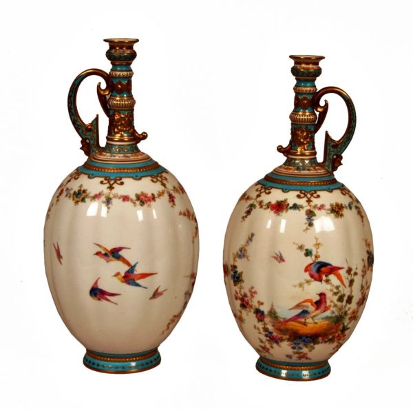 Pareja Jarras con asa de porcelana Royal Crown Derby. Fondo blanco con pájaros y flores.