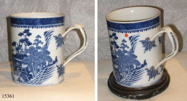 Jarra de cerámica con asa doble cruzada, blanca y azul. China, S. XVIII