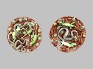 Пара полихромных терракотовых блюд с рептилиями и насекомыми. Мануэль Мафра, Кальдас (Португалия). XIX век.