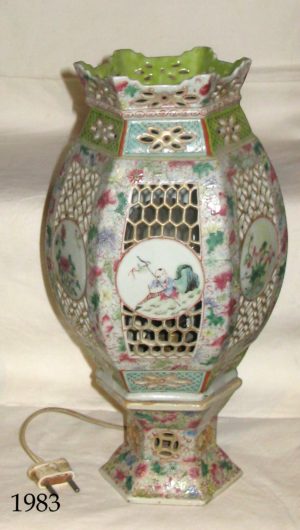 Lámpara de cerámica Pekín con tulipa calada. Dos piezas. S. XIX