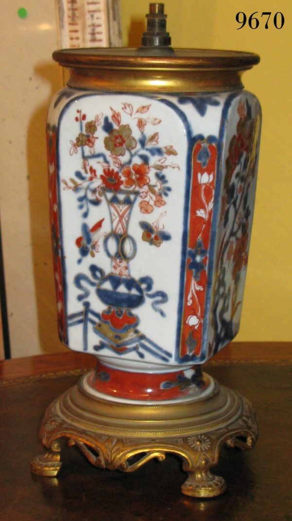 Lámpara de sobremesa Imari Japonés con aplicaciones en bronce dorado. S. XIX