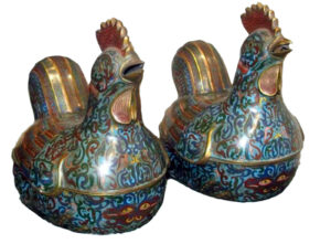 Пара голубой кур Cloisonnе разделены на две части, чтобы служить пищу. XVIII век