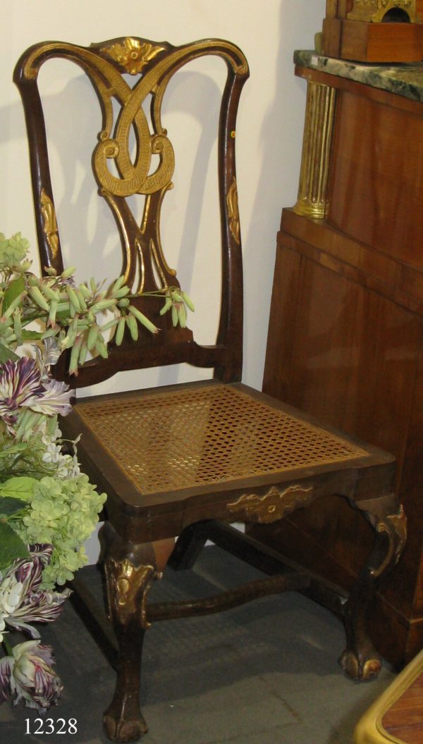 Стул грецкого ореха Chippendale, с грецким орехом и золотым вырезом спинки мелкого золота, ноги коготь и решетка сиденья. XVIII век