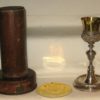Cáliz de plata dorada con copa lisa y subcopa cincelada, con estuche de piel. 1806