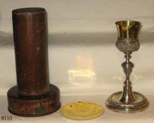 Cáliz de plata dorada con copa lisa y subcopa cincelada, con estuche de piel. 1806