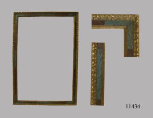 Золото вырезанная рама с полихромом в черепице и зелени. Голубая мраморность. Италия, С. XVIII