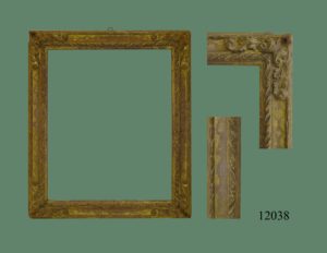 Marco de talla dorado con oro fino, punteado y con talla en las esquinas