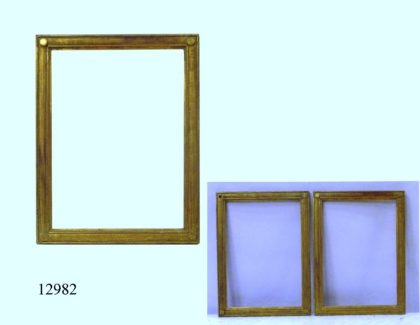 Pareja de Marco de talla dorado con oro fino y cuatro circulitos en las esquinas. S. XIX