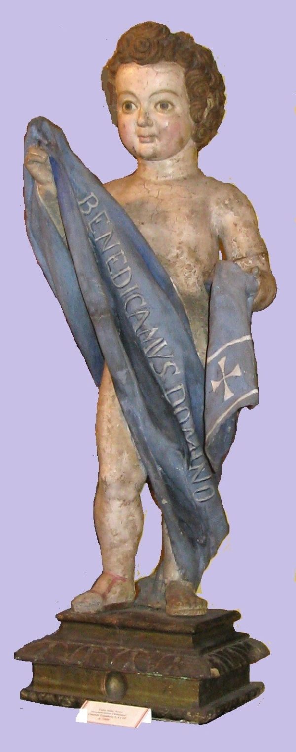 Talla del Niño Jesús con banda azul "Benedicamus Domino". Base rectangular. S. XVIII.