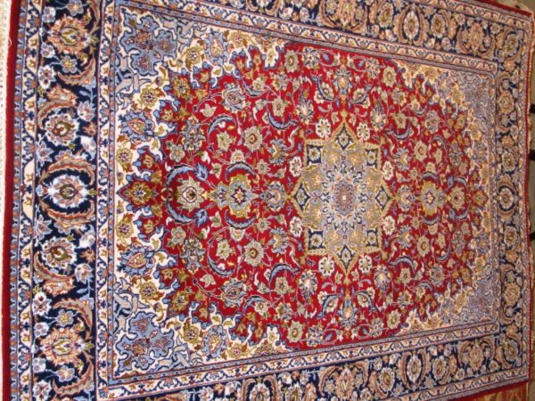 Alfombra Isfahan lana y seda. Medidas: 180 x 108 cm