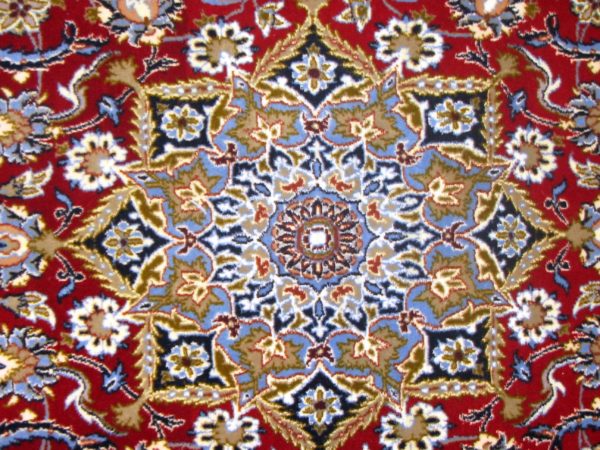 Alfombra Isfahan lana y seda. Medidas: 180 x 108 cm