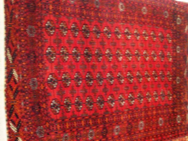 Alfombra Bukhara Rusa Antigua. Medidas: 182 x 118 cm