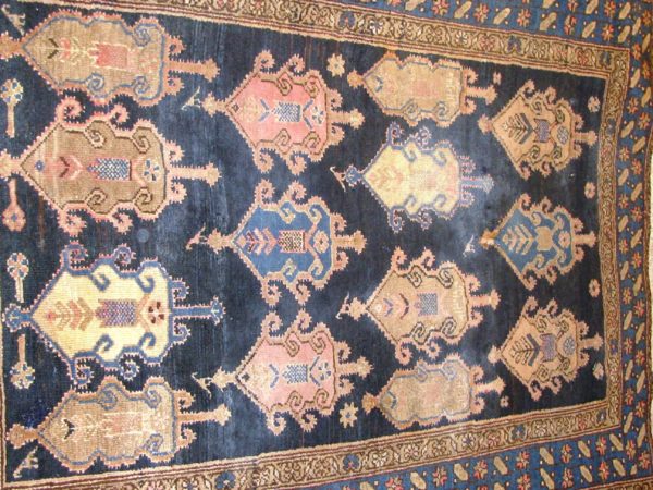 Alfombra Kazak  Antigua. Medidas: 163 x  105 cm.