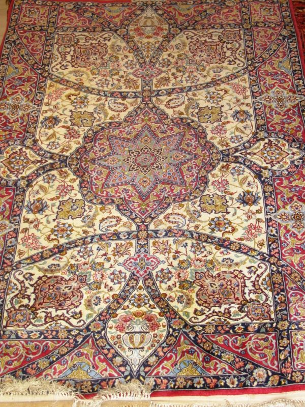 Alfombra Isfahan Antigua, firmada. Medidas: 185 x 119 cm.