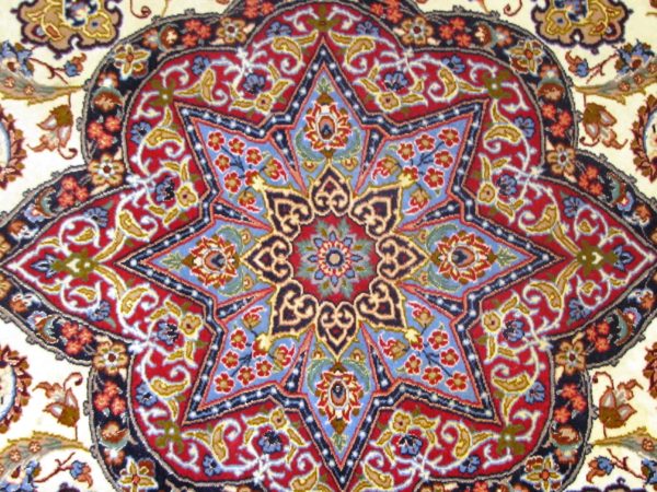 Alfombra Isfahan Antigua, firmada. Medidas: 185 x 119 cm.