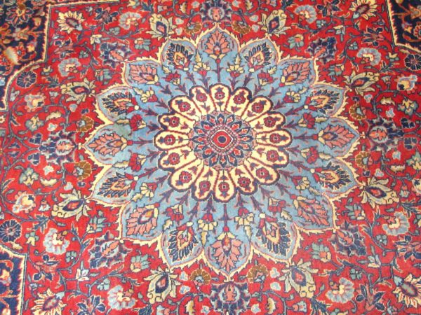 Alfombra Tabriz Antigua. Medidas: 298 x 370 cm..