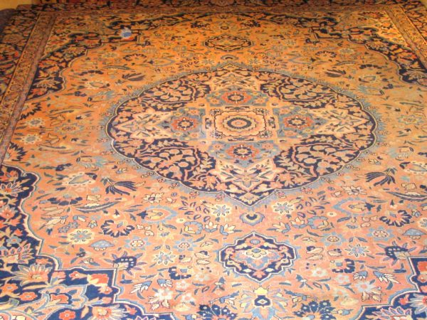 Alfombra Tabriz antigua. Medidas: 469 x 339 cm.