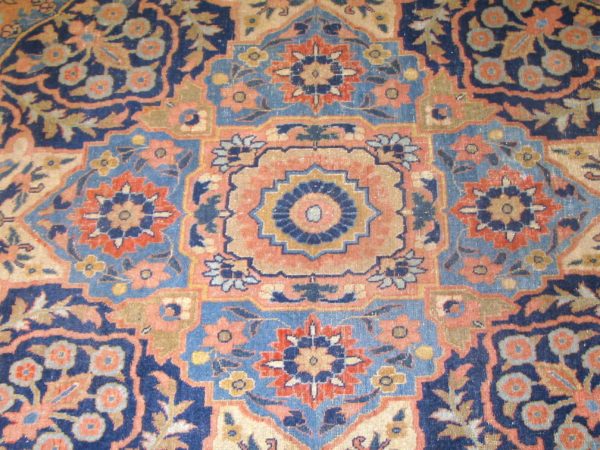 Alfombra Tabriz antigua. Medidas: 469 x 339 cm.