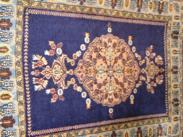 Alfombra Ghom lana y seda. Medidas: 153 x 110 cm.