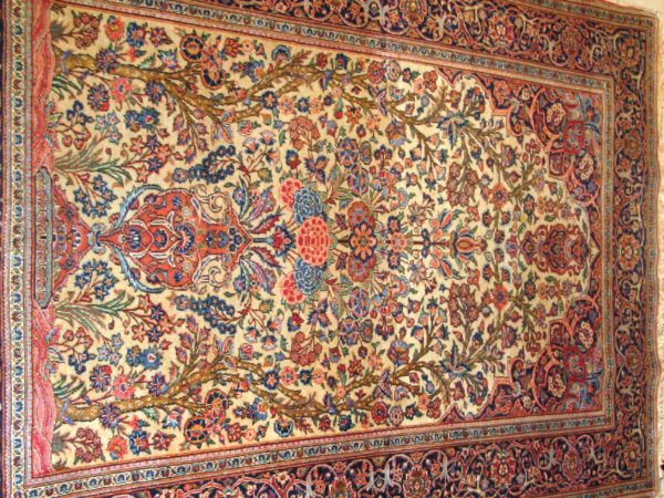 Alfombra Kashan Antigua. Medidas: 212 x 127 cm.