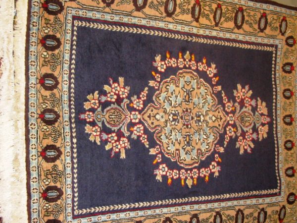 Alfombra Ghom de lana. Medidas: 157 x 110 cm