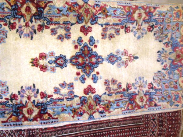 Alfombra Kerman Antigua. Measurements: 119 x 57 cm.