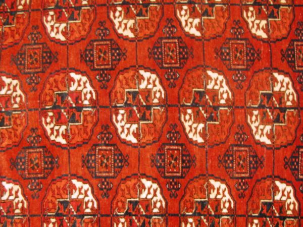 Alfombra Bukhara Rusa Antigua. Medidas: 145 x 183 cm.