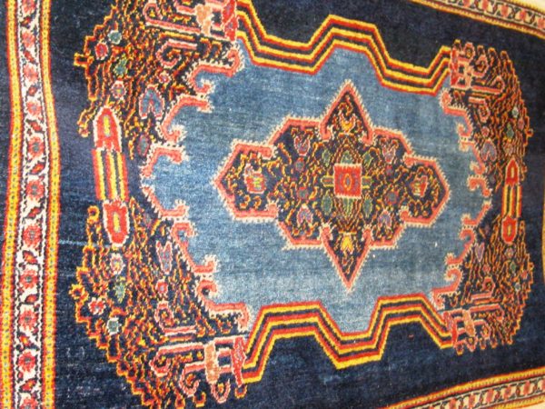 Alfombra Kazak Antigua, Rusia. Medidas:  90 x 55 cm.