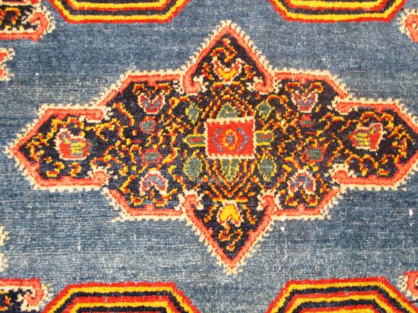 Alfombra Kazak Antigua, Rusia. Medidas:  90 x 55 cm.