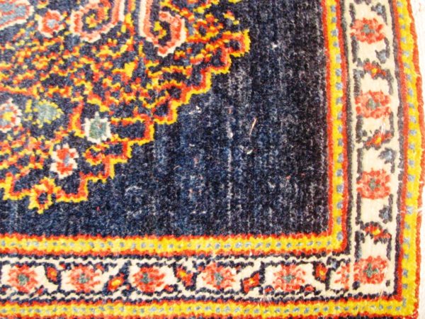 Alfombra Kazak Antigua, Rusia. Medidas:  90 x 55 cm.