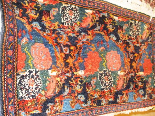 Alfombra Rusa Kazak Antigua. Medidas: 108 x 50 cm.