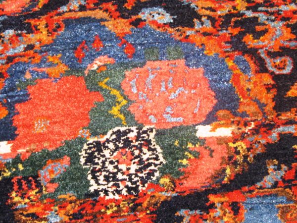 Alfombra Rusa Kazak Antigua. Medidas: 108 x 50 cm.