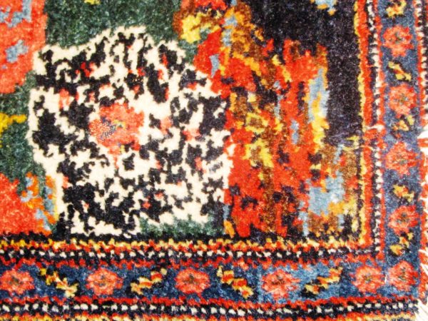 Alfombra Rusa Kazak Antigua. Medidas: 108 x 50 cm.