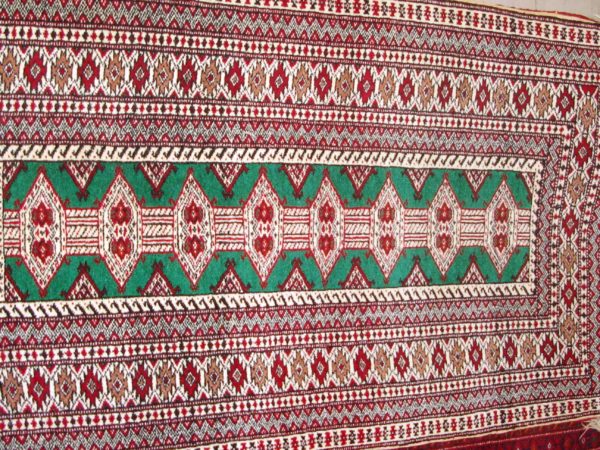 Alfombra Turkeman Antigua. Medidas:  114 x 65 cm.