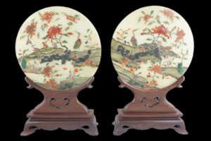 Пара нефритовых пластин с полудрагоценными каменными приложениями, нефритом, кораллами, аметистом. С деревянным основанием.