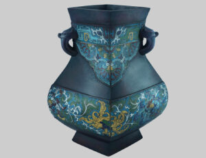Jarrón Chino de Bronce Esmaltado Cloisonné con Motivos Florales y Étnicos – Siglo XVII