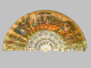 Abanico del Siglo XVIII con Varillas de Nácar y Oro Fino – Personajes Pintados a Mano