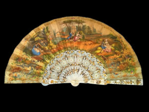 Abanico del Siglo XVIII con Varillas de Nácar y Oro Fino – Personajes Pintados a Mano